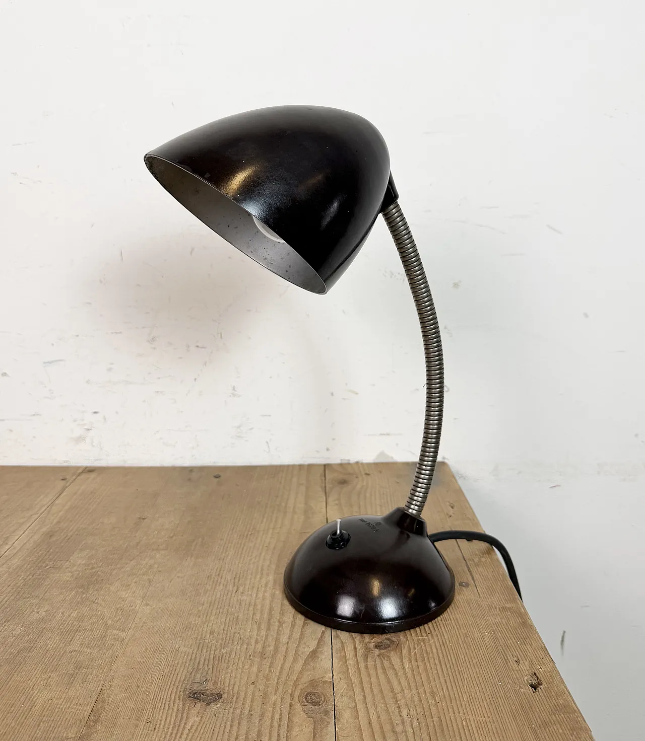 Lampada da tavolo vintage a collo di cigno in bachelite marrone, anni '50 4