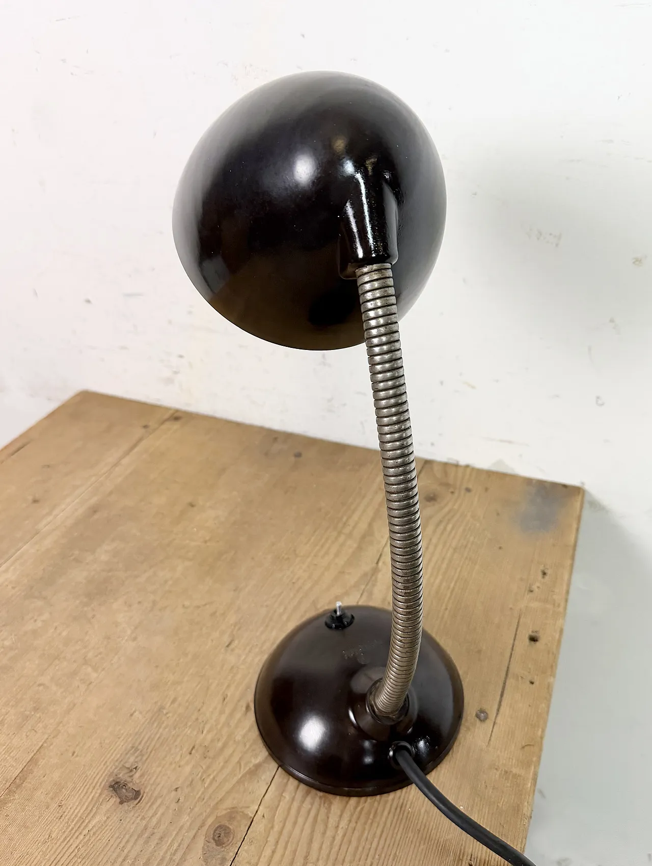 Lampada da tavolo vintage a collo di cigno in bachelite marrone, anni '50 7