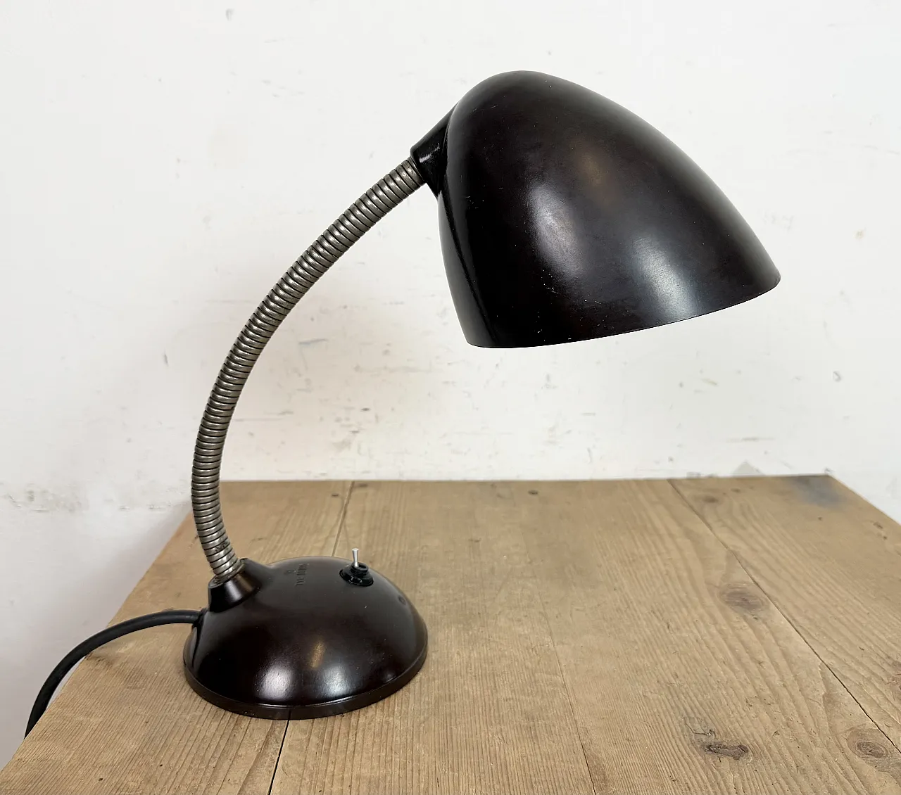 Lampada da tavolo vintage a collo di cigno in bachelite marrone, anni '50 11