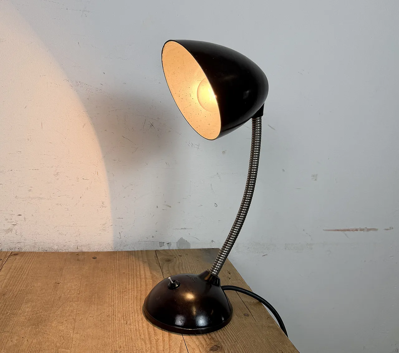 Lampada da tavolo vintage a collo di cigno in bachelite marrone, anni '50 15