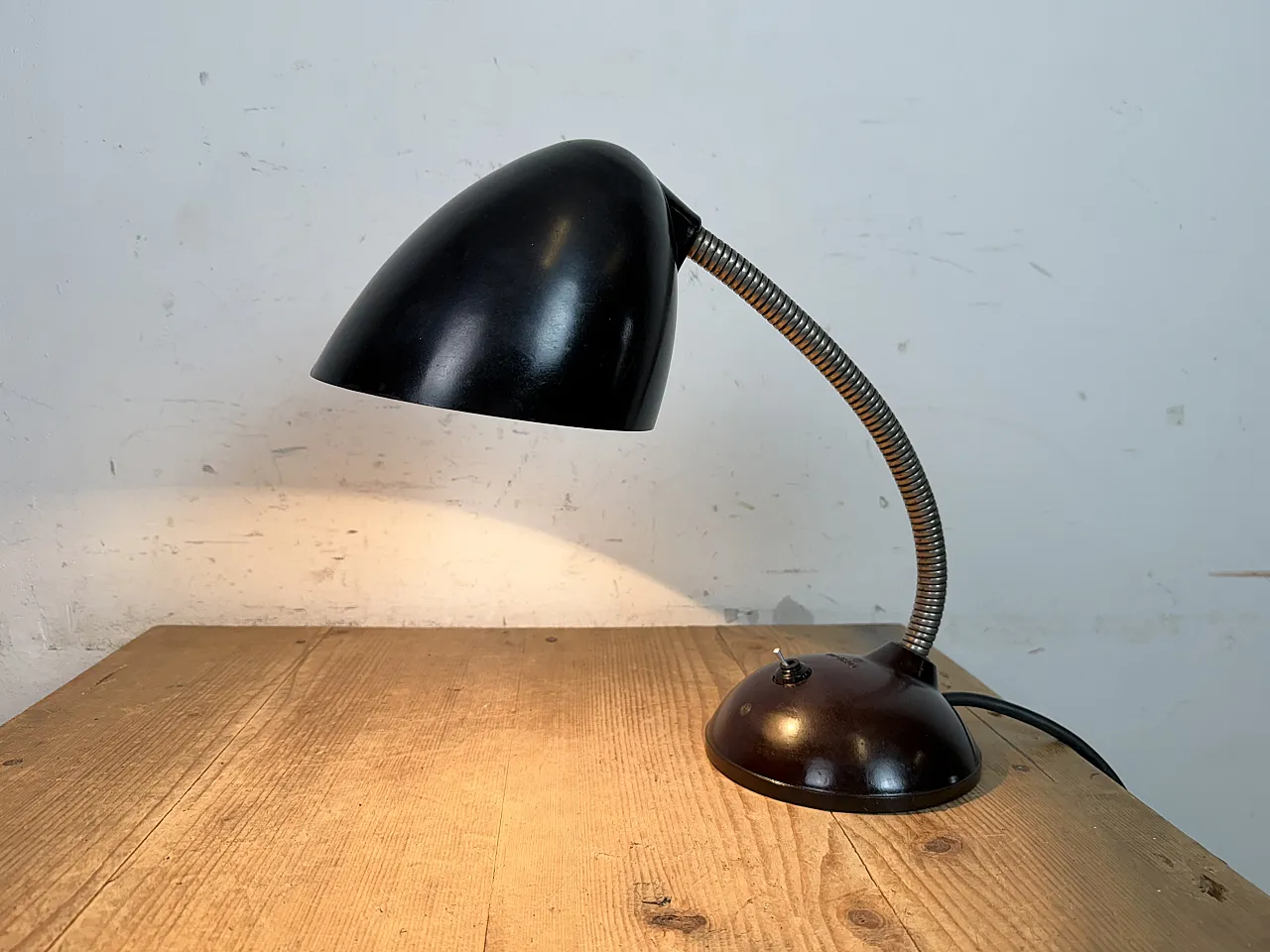 Lampada da tavolo vintage a collo di cigno in bachelite marrone, anni '50 16