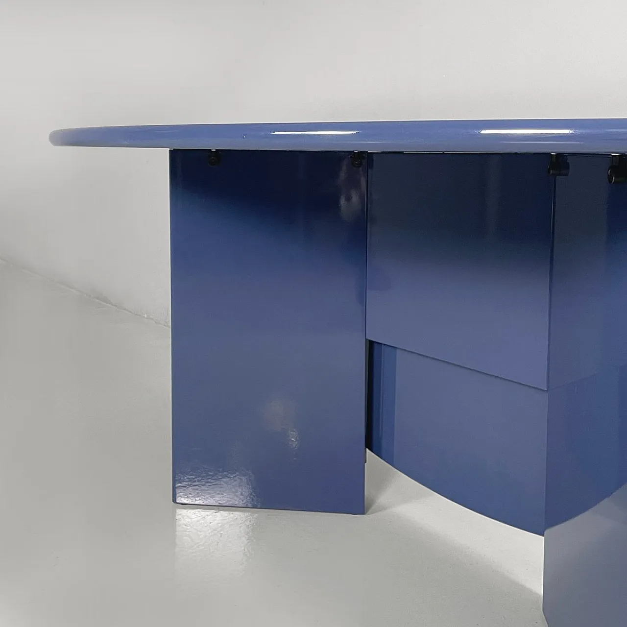 Tavolo Antella azzurro di Kazuhide Takahama per Cassina, anni '70 16