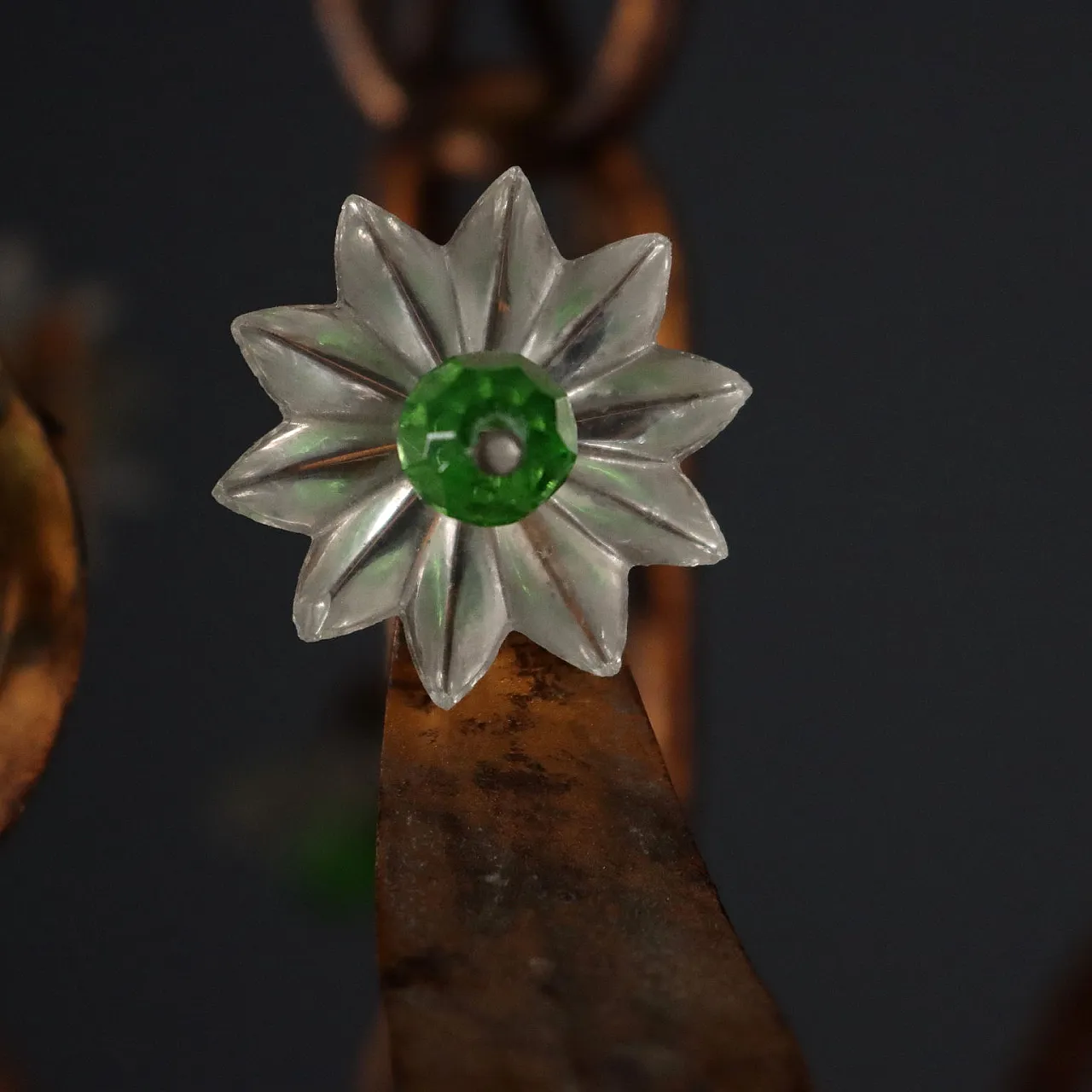 Lampadario a otto luci in verro dorato, lamiera e vetro, primo '900 4