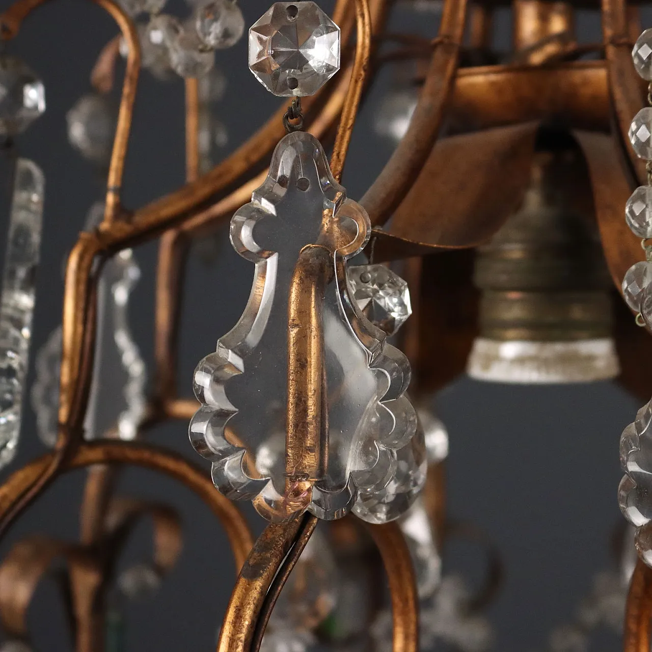 Lampadario a otto luci in verro dorato, lamiera e vetro, primo '900 5