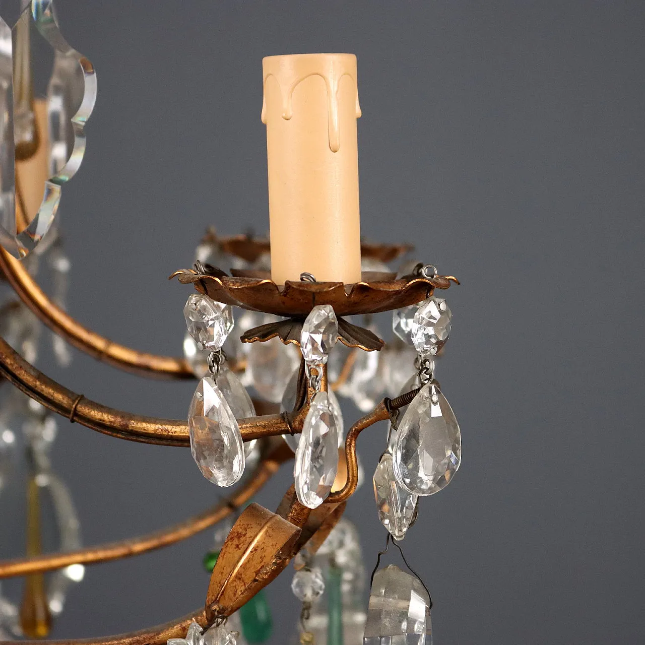 Lampadario a otto luci in verro dorato, lamiera e vetro, primo '900 6