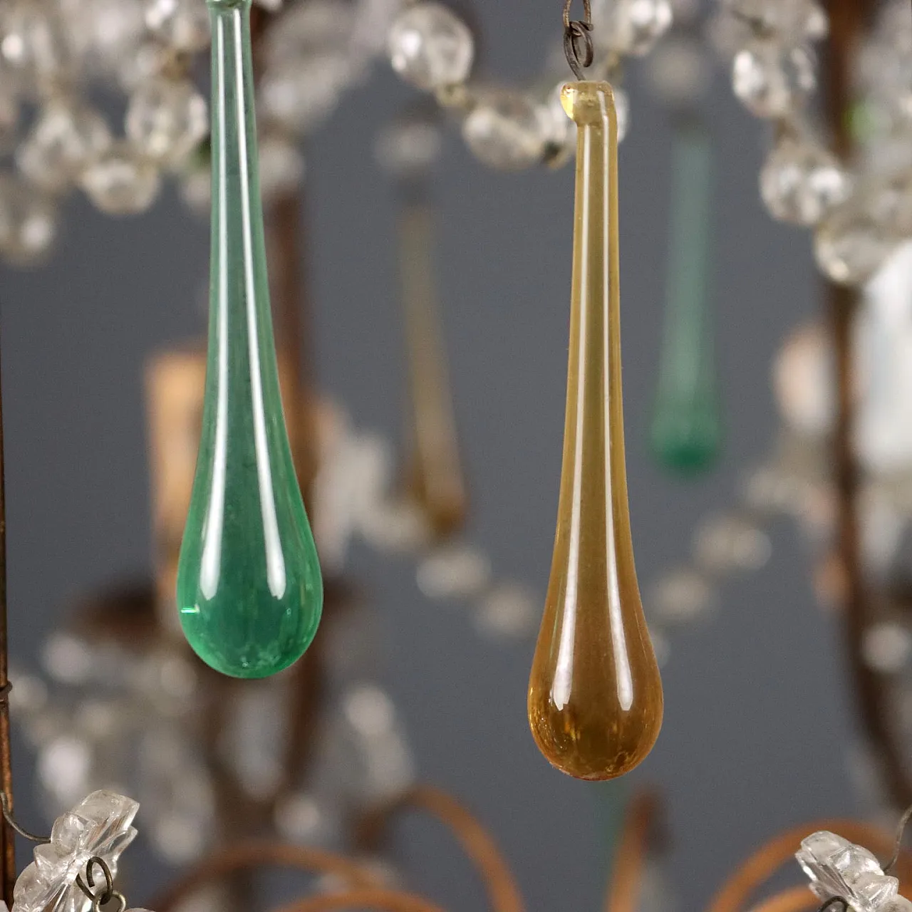 Lampadario a otto luci in verro dorato, lamiera e vetro, primo '900 7