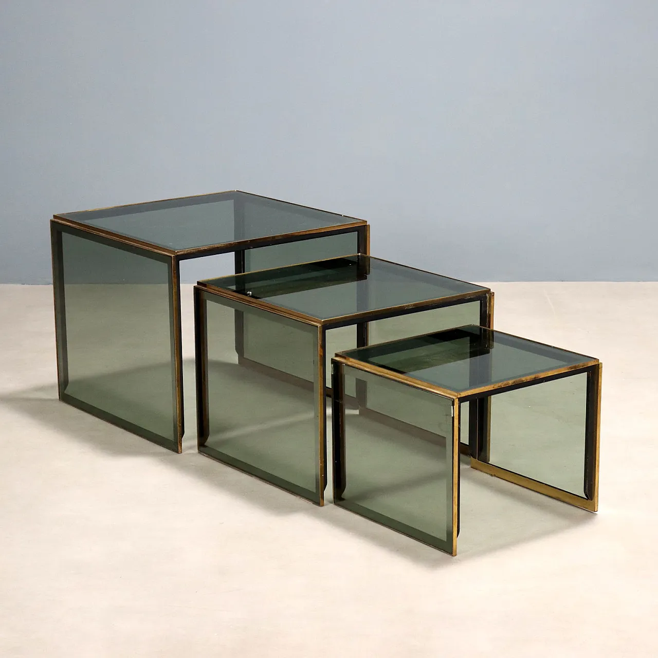 3 Tavolini con struttura in ottone, fianchi e top in vetro fumé, '900 1