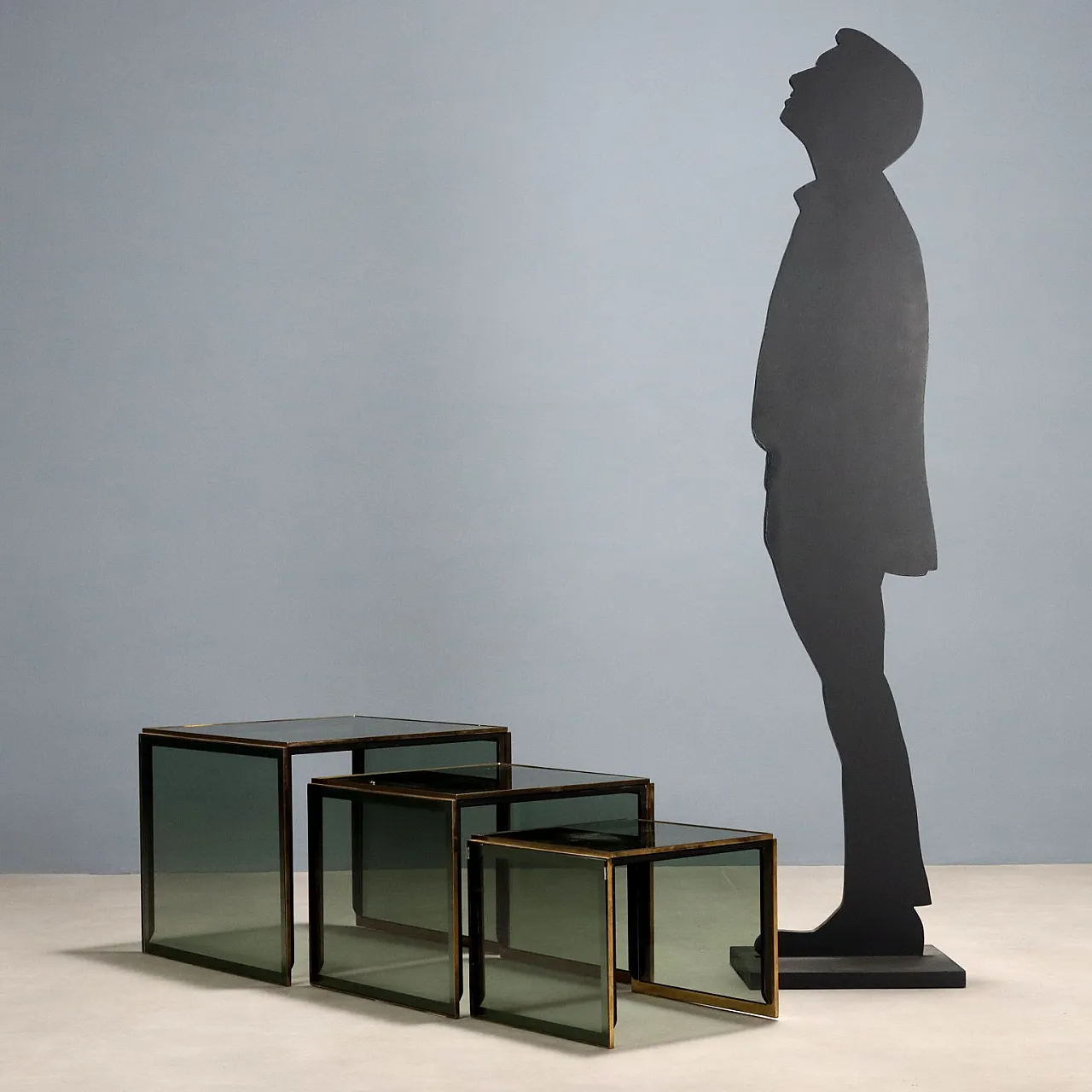 3 Tavolini con struttura in ottone, fianchi e top in vetro fumé, '900 2