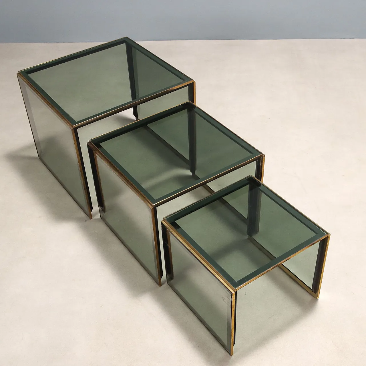 3 Tavolini con struttura in ottone, fianchi e top in vetro fumé, '900 3