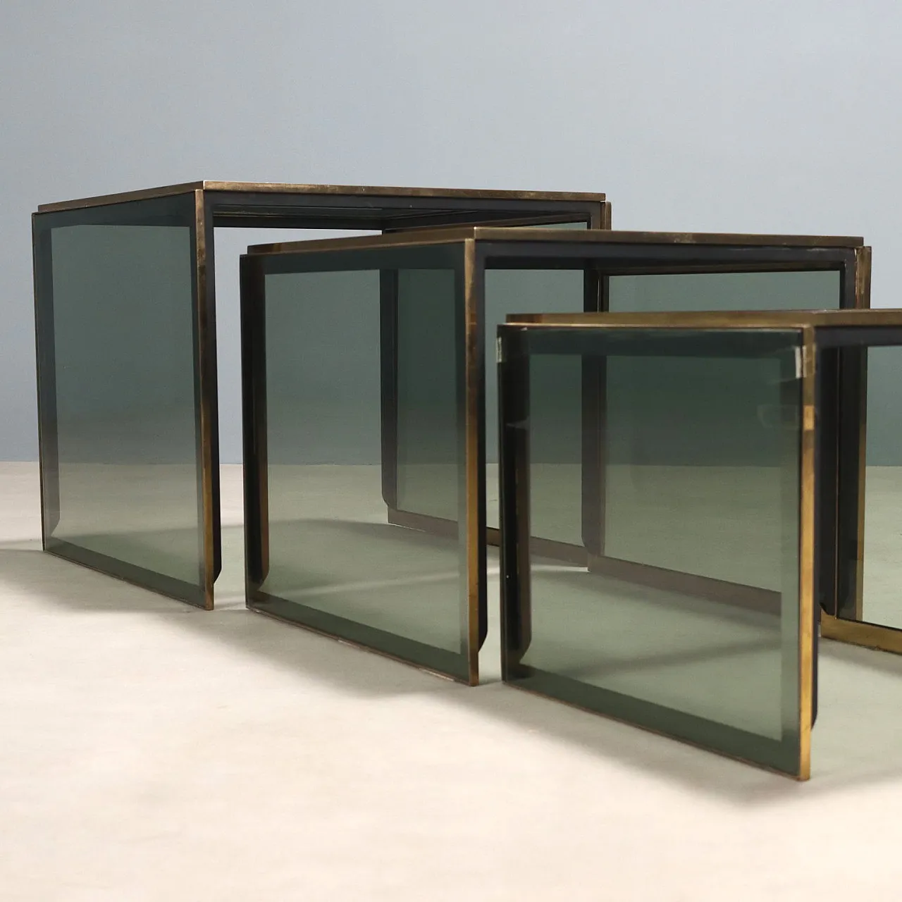 3 Tavolini con struttura in ottone, fianchi e top in vetro fumé, '900 4