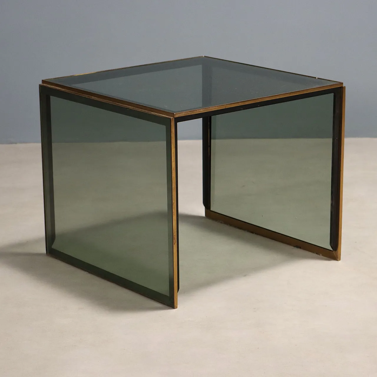 3 Tavolini con struttura in ottone, fianchi e top in vetro fumé, '900 5