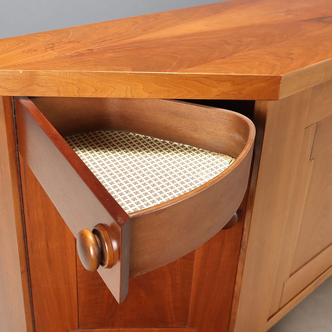 Walnut veneered sideboard with drawers, 20th century 7