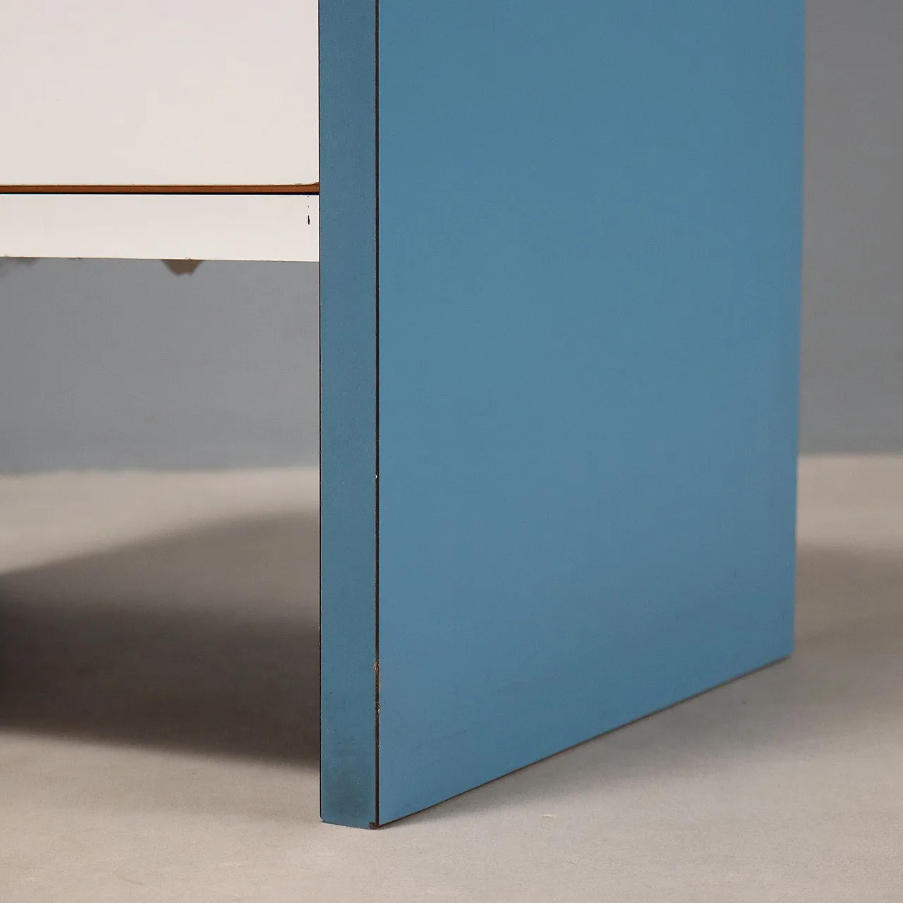 Pair of bedside tables in two-tone laminated wood, 20th century 7