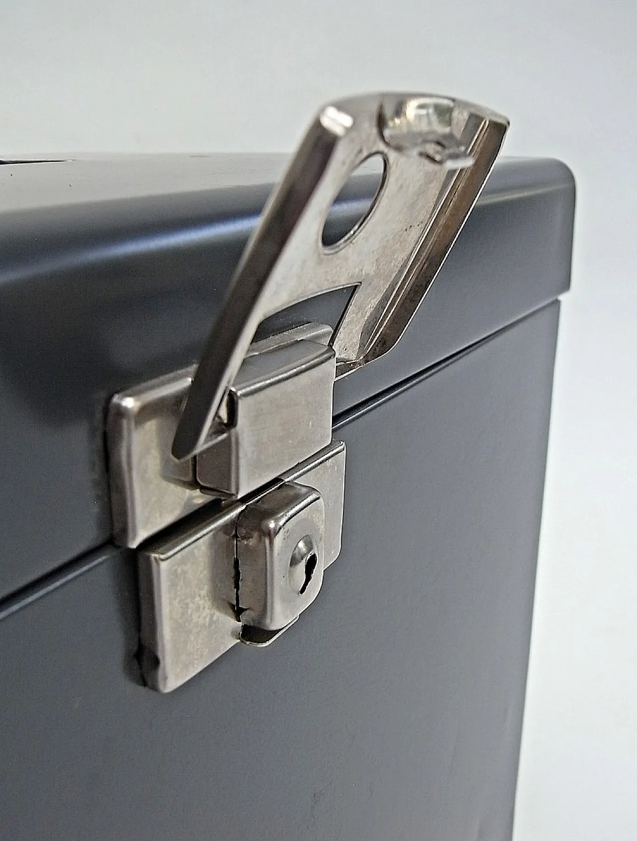 3 Document boxes in coloured metal sheet, 20th century 11