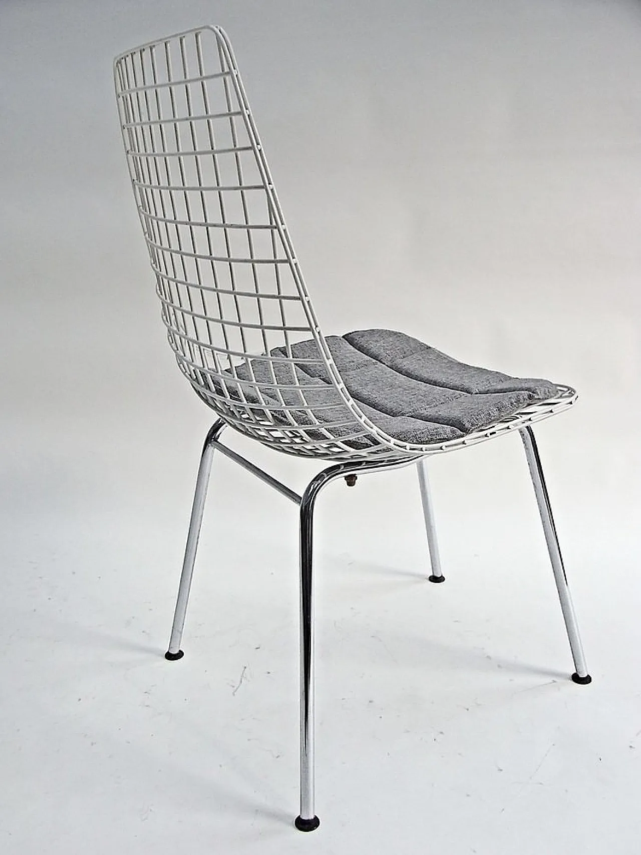 4 Wire chairs in chrome and white steel mesh, 20th century 5