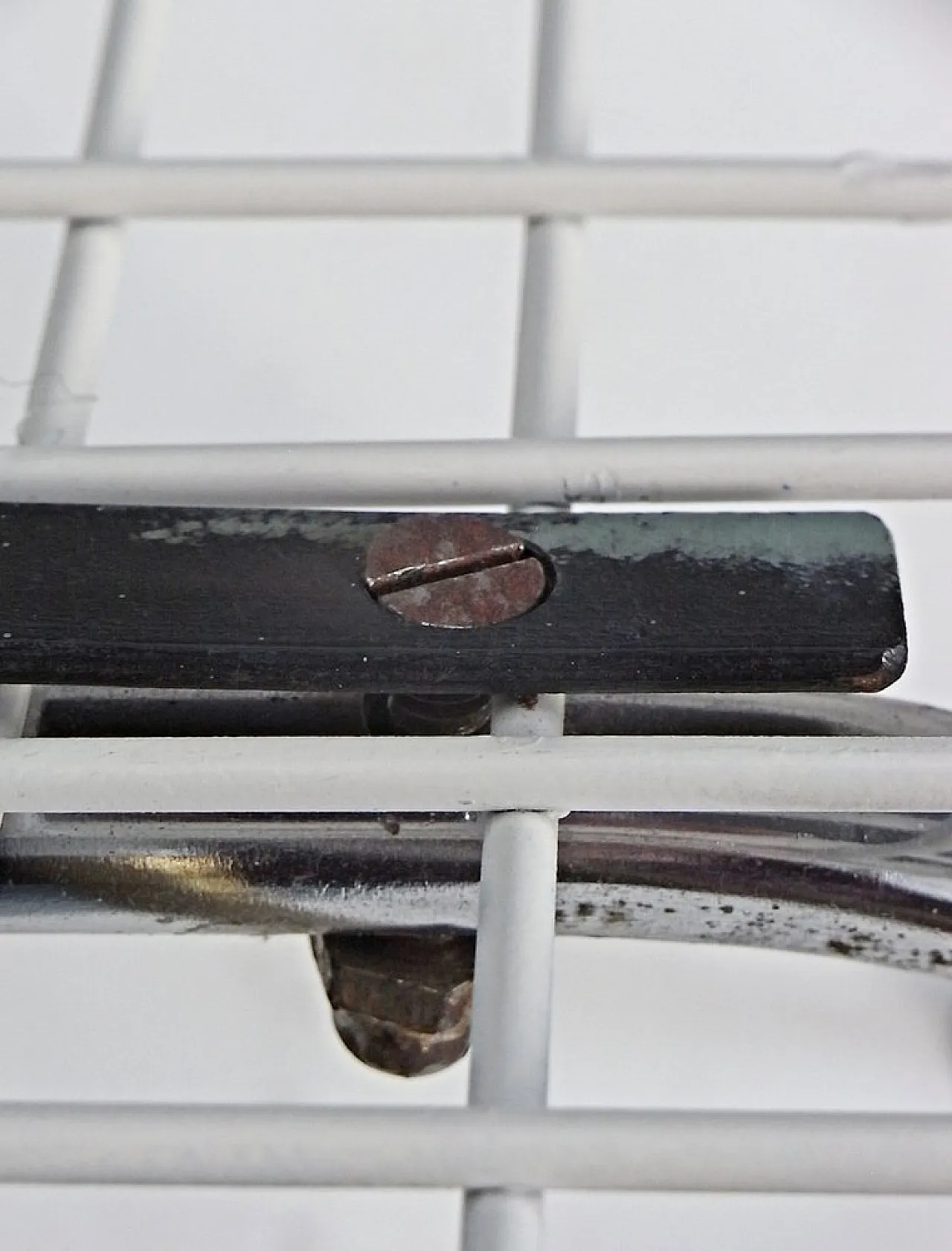 4 Wire chairs in chrome and white steel mesh, 20th century 13