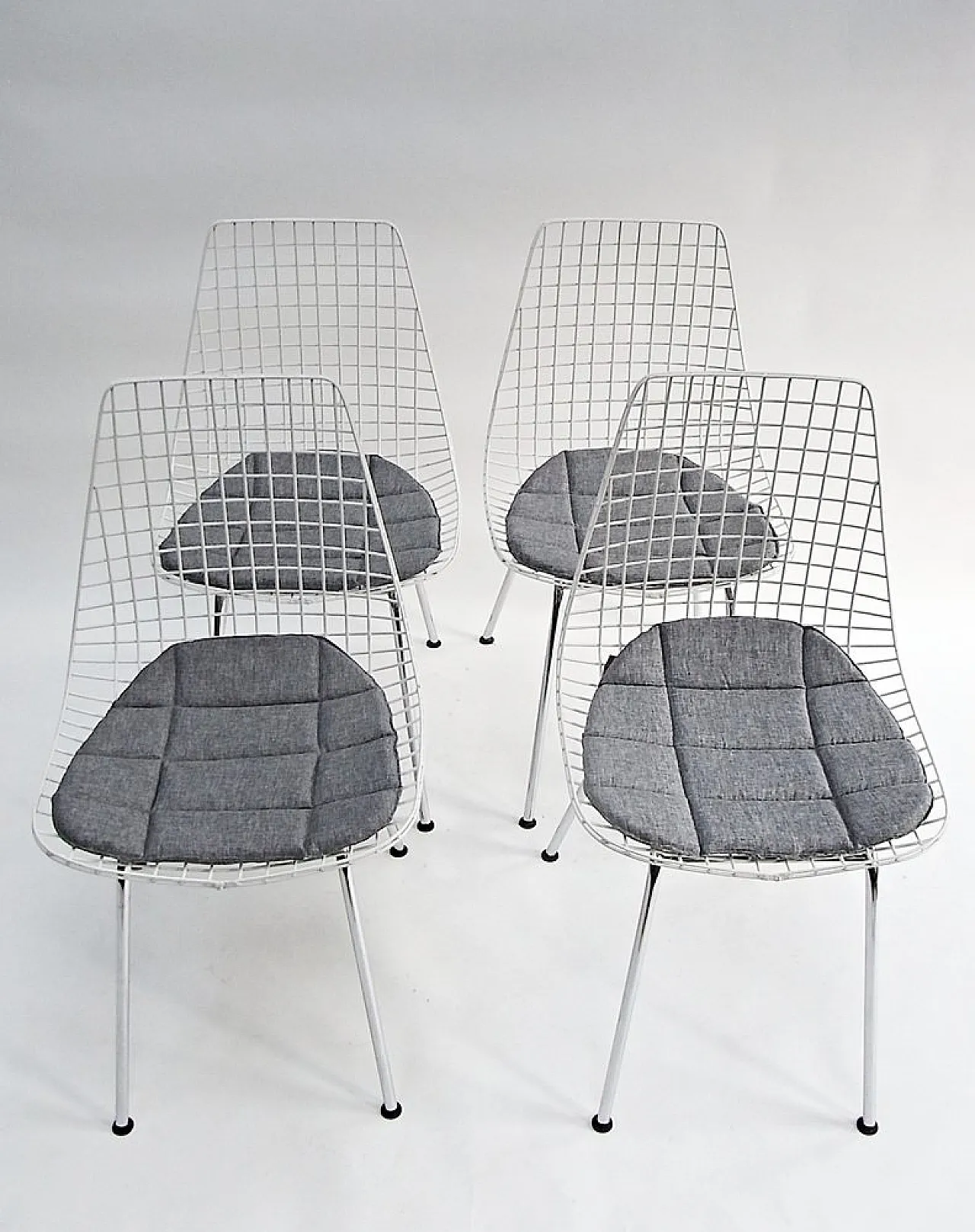 4 Wire chairs in chrome and white steel mesh, 20th century 17