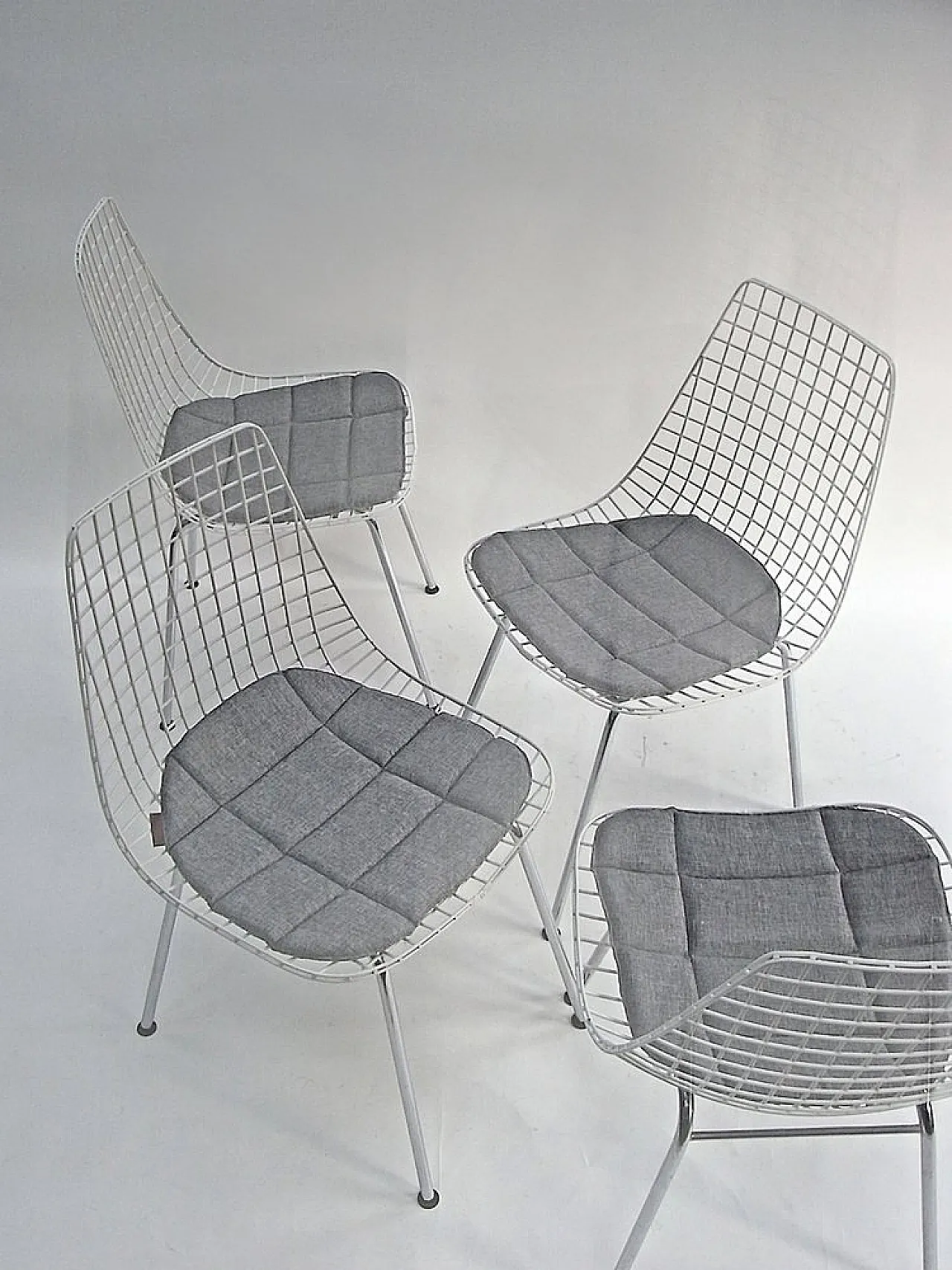 4 Wire chairs in chrome and white steel mesh, 20th century 19
