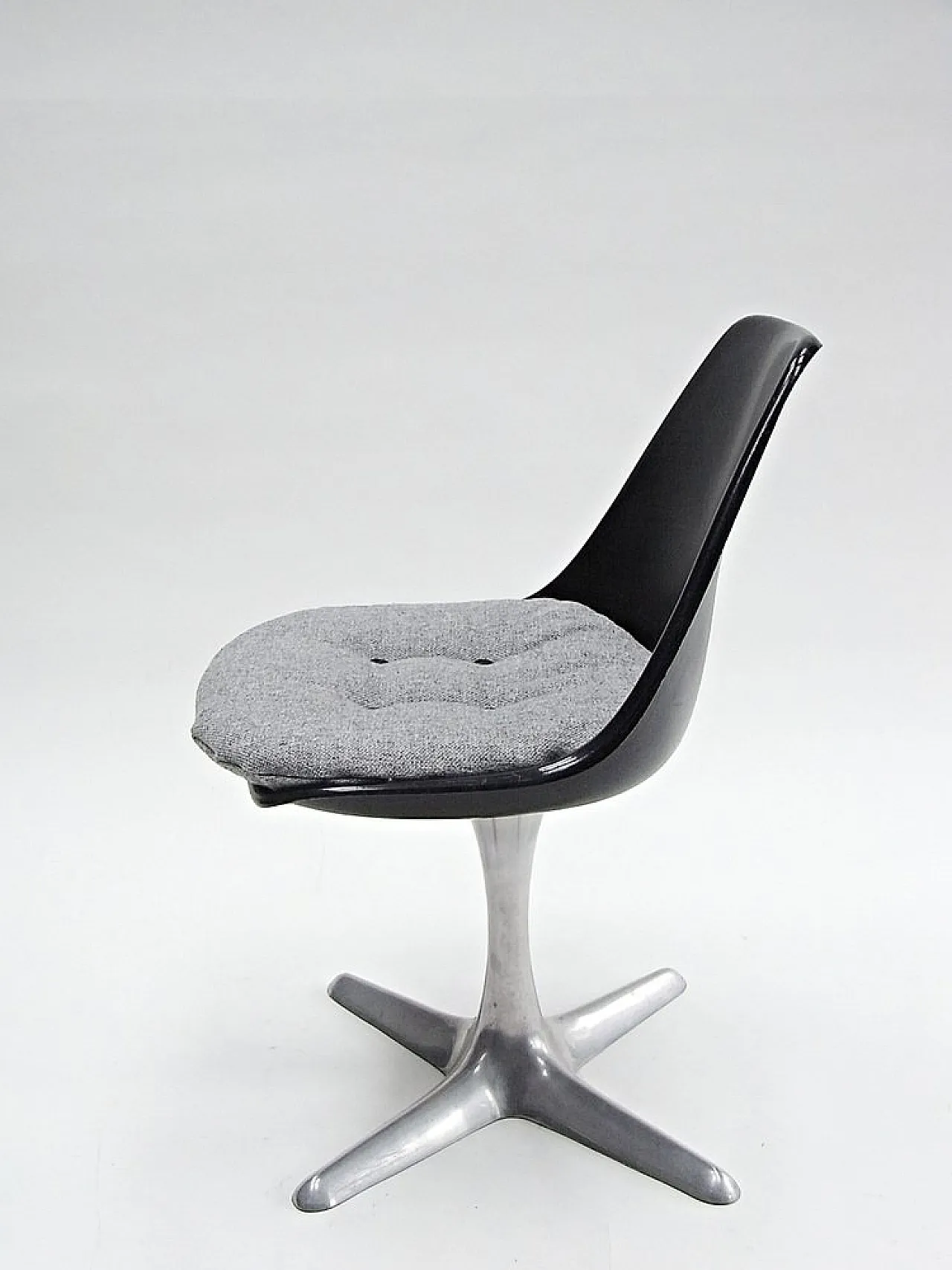 Arkana Shell chair in fibreglass with cushion by M.Burke, 20th century 2