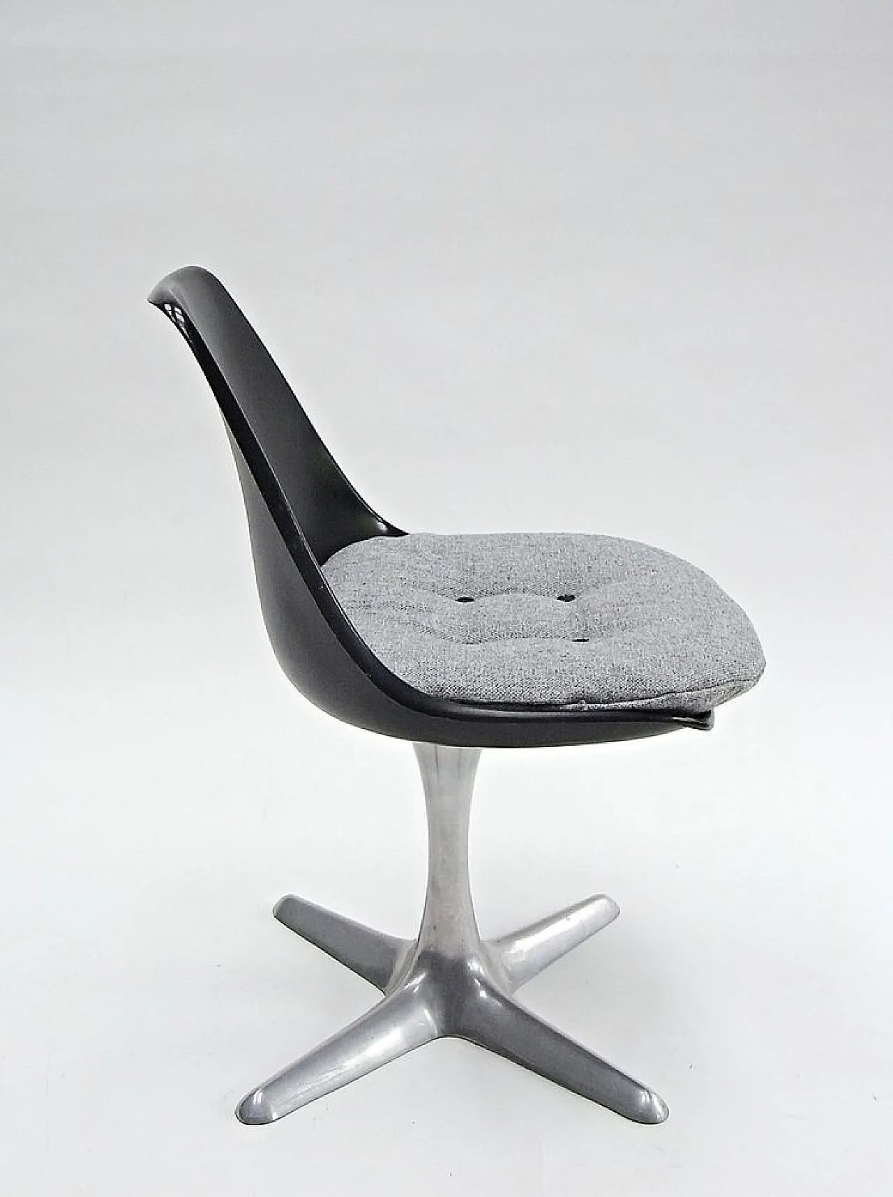 Arkana Shell chair in fibreglass with cushion by M.Burke, 20th century 3