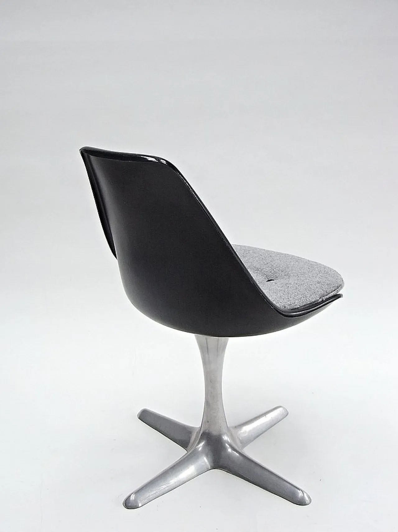Arkana Shell chair in fibreglass with cushion by M.Burke, 20th century 4