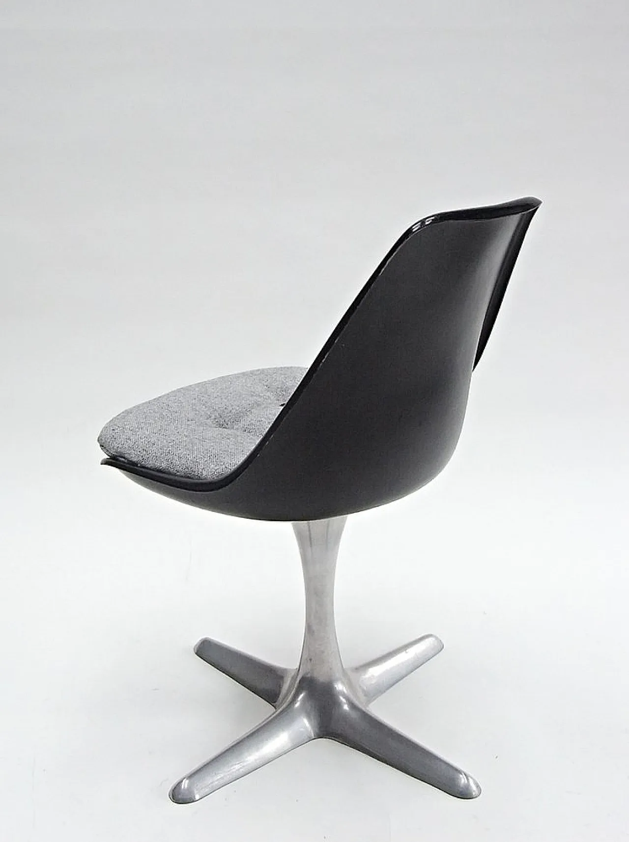 Arkana Shell chair in fibreglass with cushion by M.Burke, 20th century 6