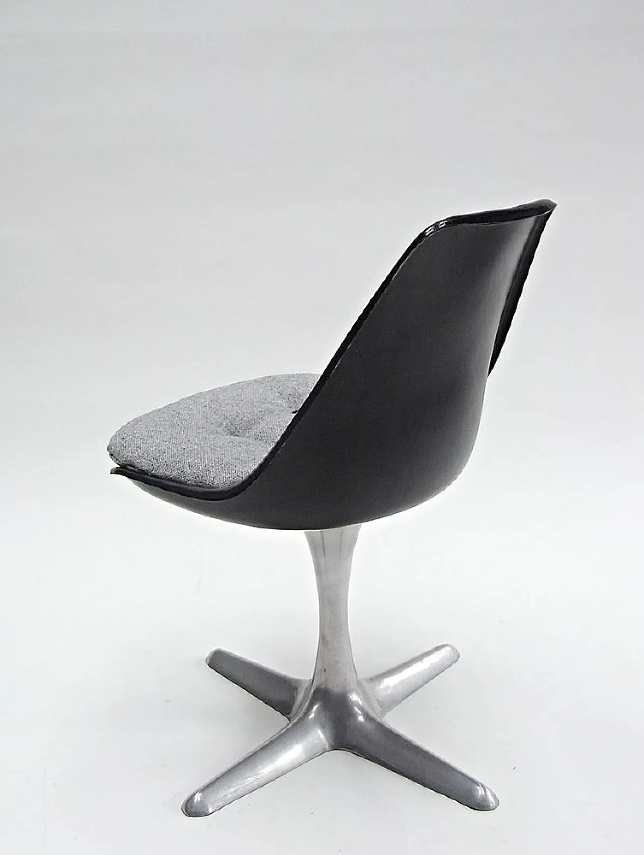 Arkana Shell chair in fibreglass with cushion by M.Burke, 20th century 7