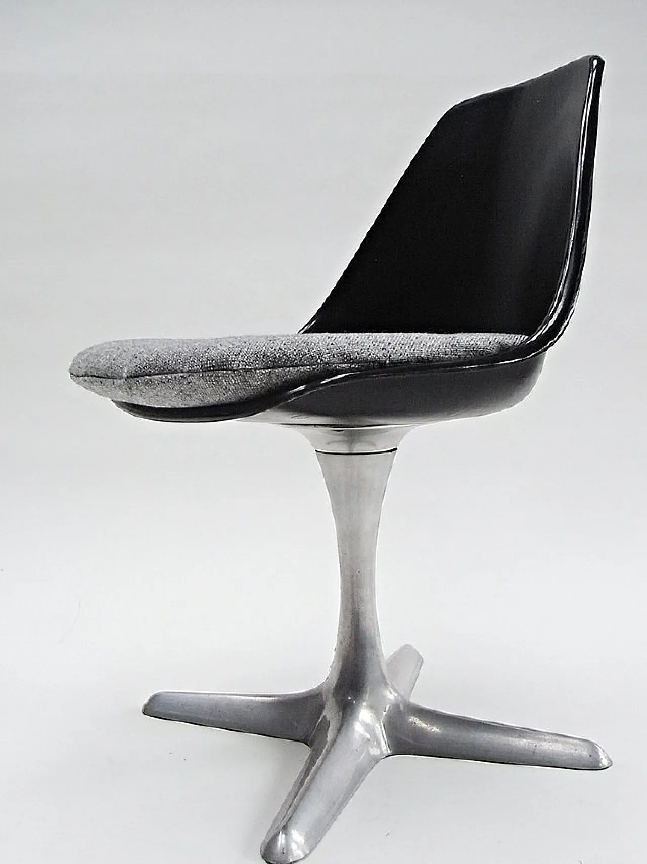 Arkana Shell chair in fibreglass with cushion by M.Burke, 20th century 10