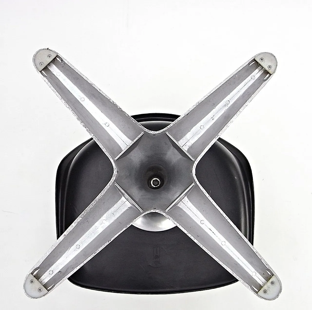 Arkana Shell chair in fibreglass with cushion by M.Burke, 20th century 14