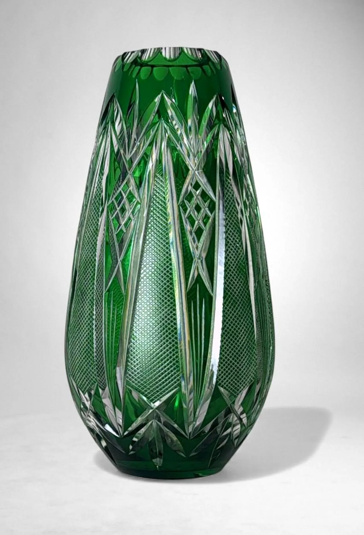 Bohemian Biedermeier style cut and polished crystal vase, 20th century 3