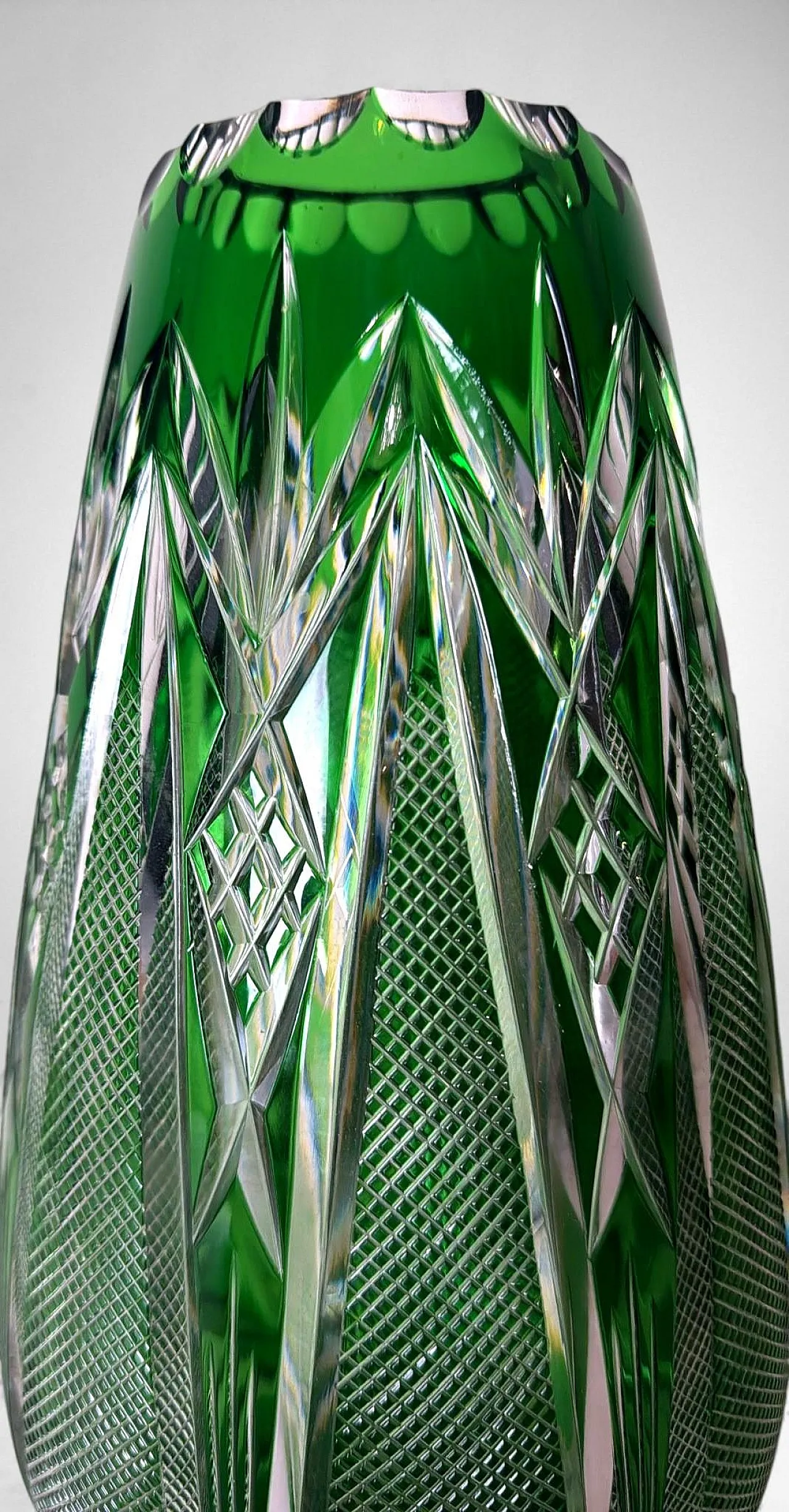 Bohemian Biedermeier style cut and polished crystal vase, 20th century 8