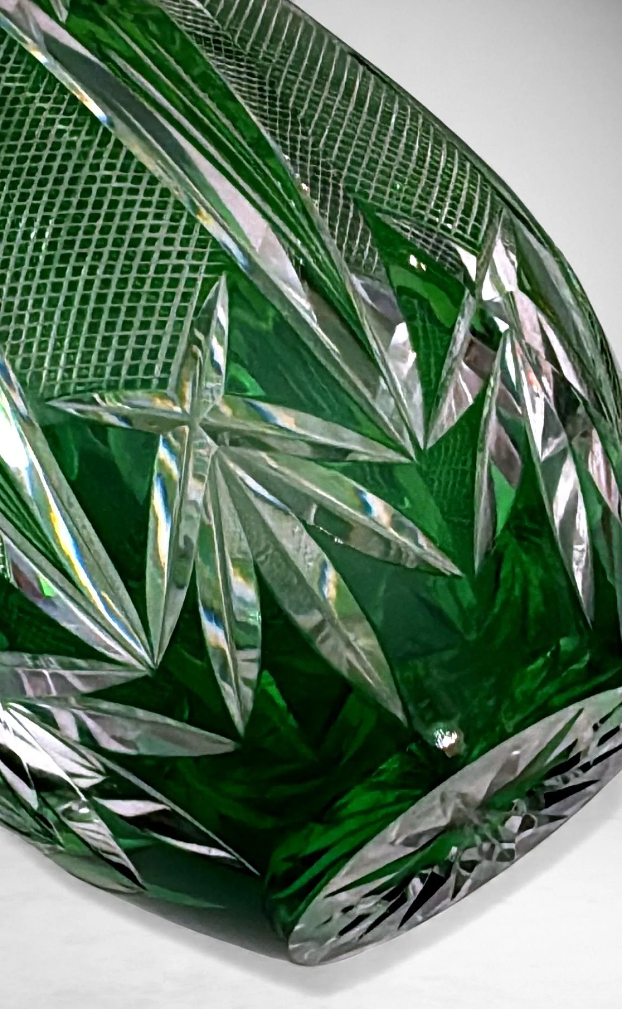 Bohemian Biedermeier style cut and polished crystal vase, 20th century 14