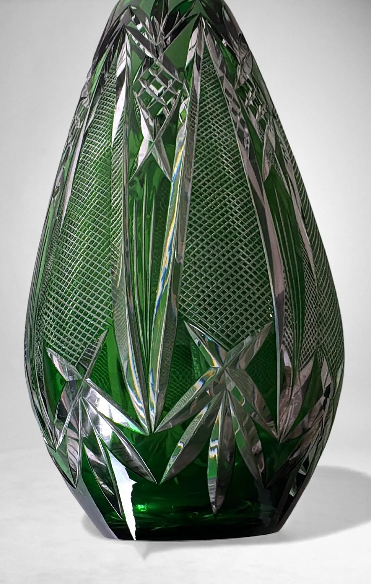 Bohemian Biedermeier style cut and polished crystal vase, 20th century 15