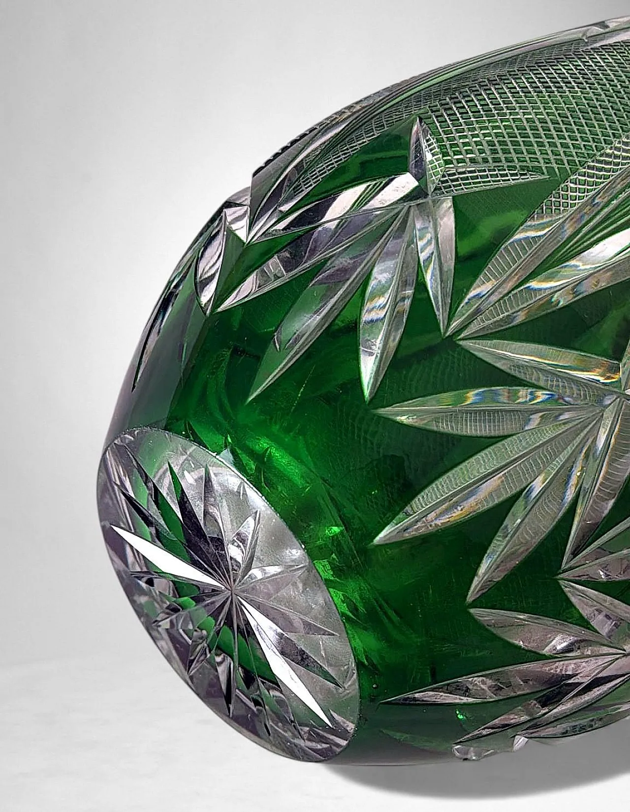 Bohemian Biedermeier style cut and polished crystal vase, 20th century 16