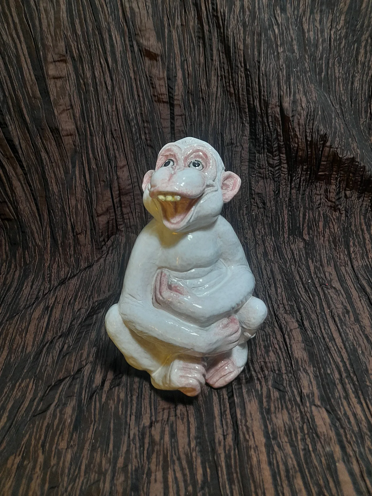Scultura di scimmia che ride in ceramica bianca, anni '70 1