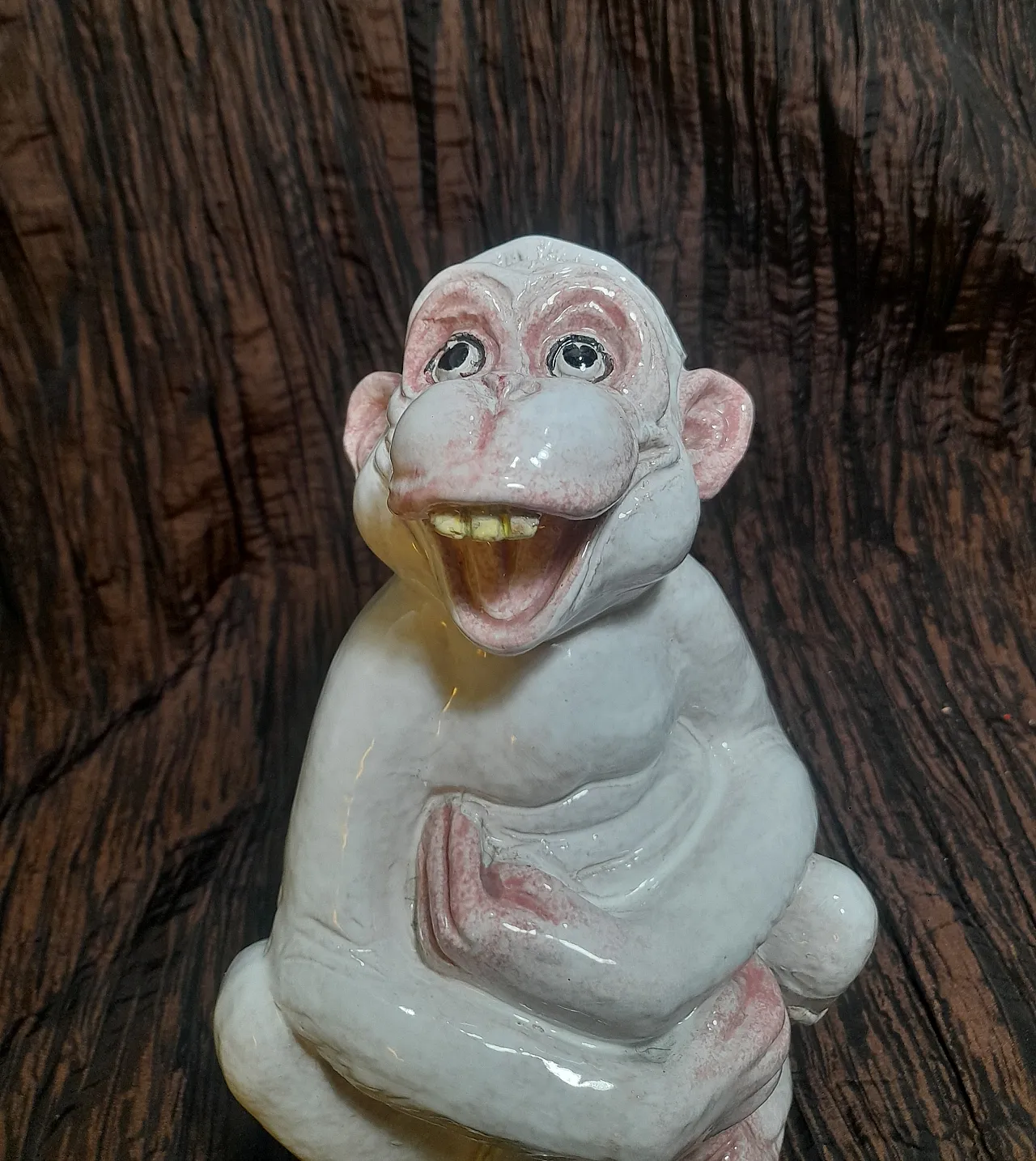 Scultura di scimmia che ride in ceramica bianca, anni '70 2
