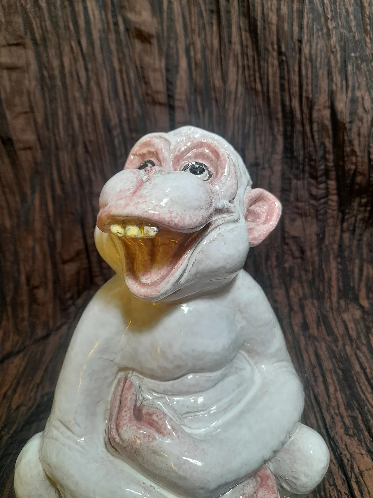 Scultura di scimmia che ride in ceramica bianca, anni '70 3