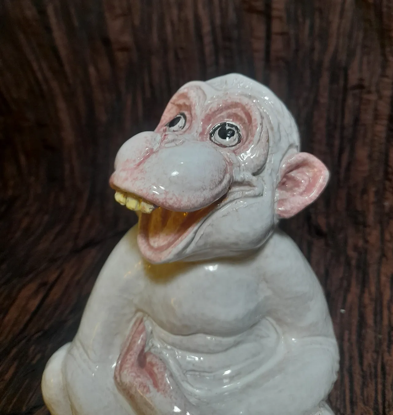 Scultura di scimmia che ride in ceramica bianca, anni '70 4