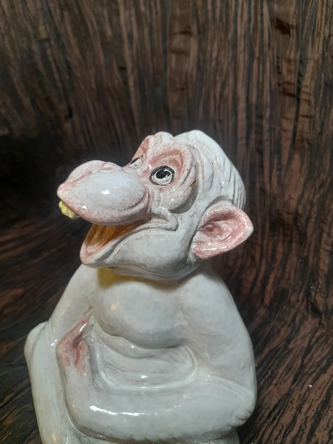 Scultura di scimmia che ride in ceramica bianca, anni '70 5