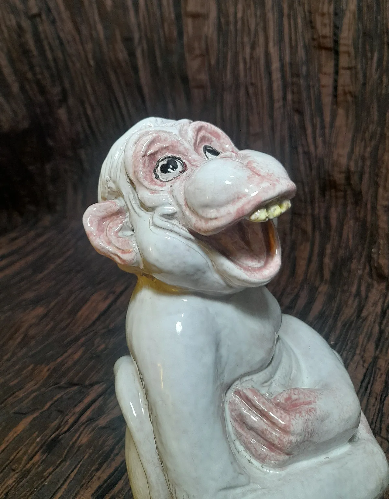 Scultura di scimmia che ride in ceramica bianca, anni '70 6