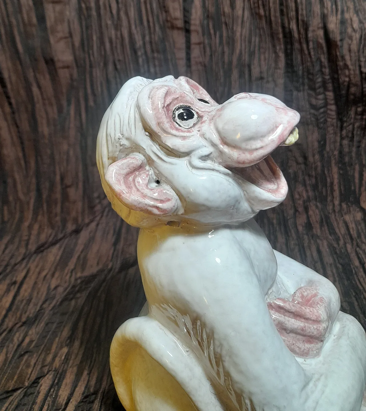 Scultura di scimmia che ride in ceramica bianca, anni '70 7