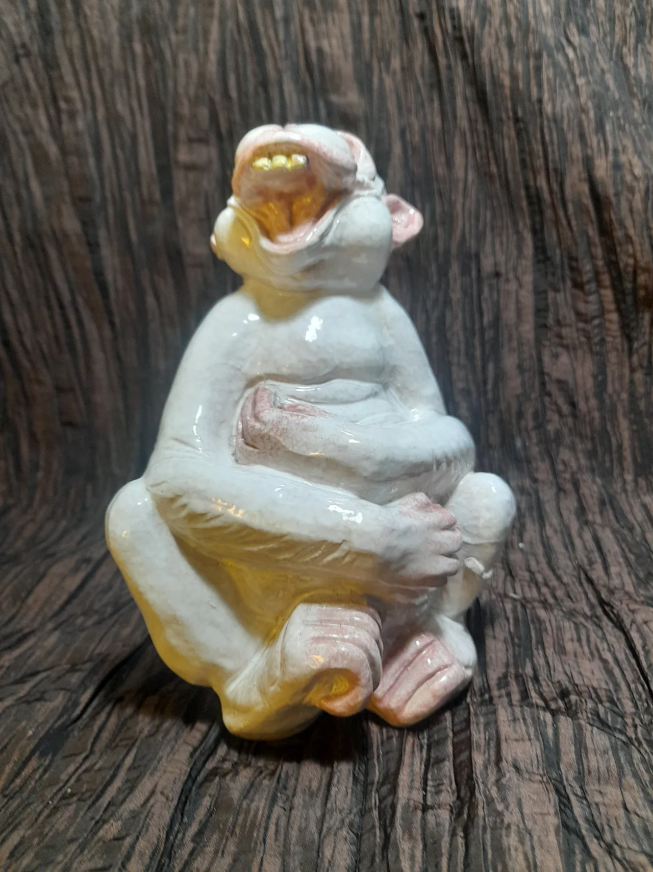Scultura di scimmia che ride in ceramica bianca, anni '70 8