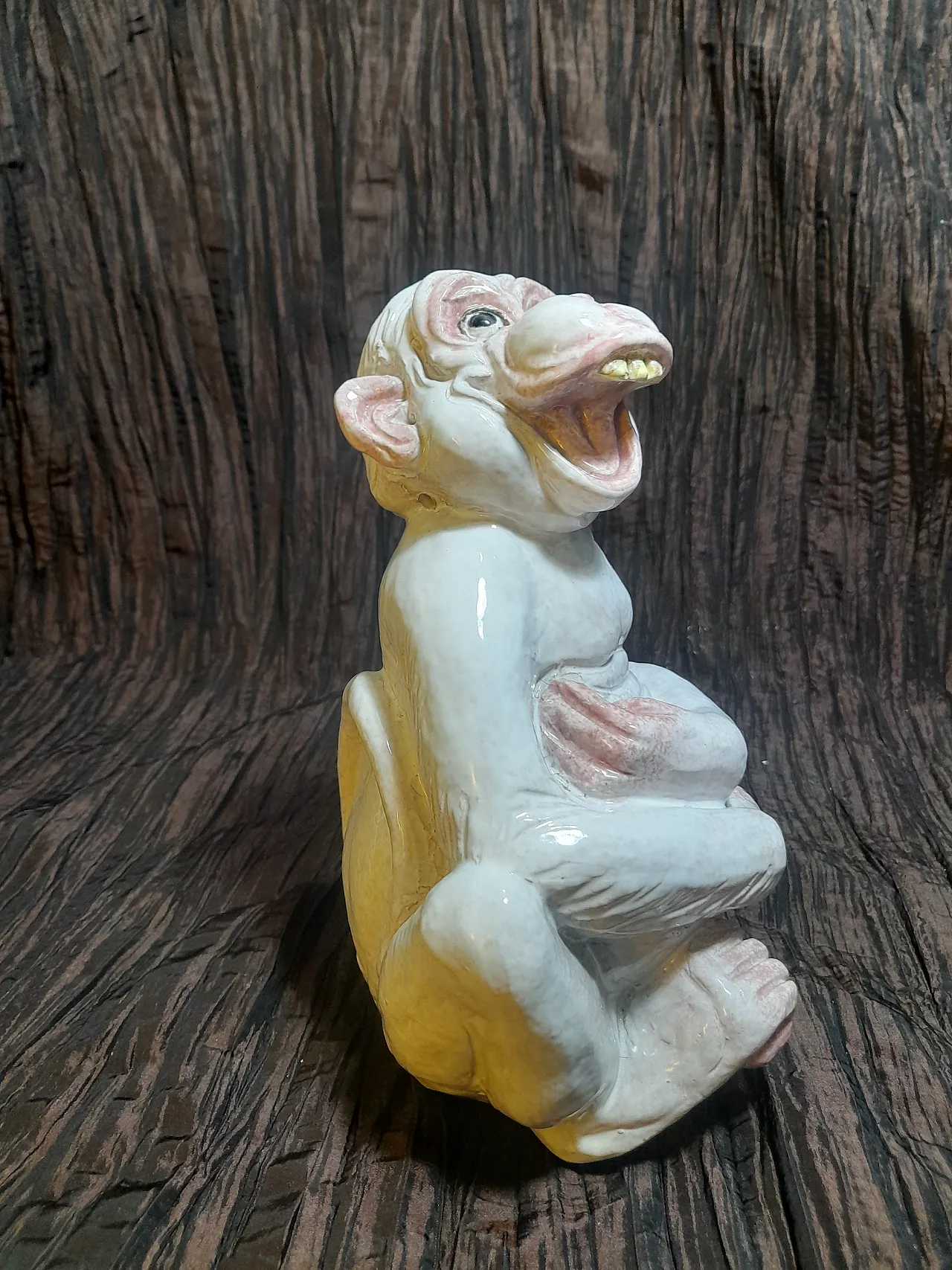 Scultura di scimmia che ride in ceramica bianca, anni '70 13