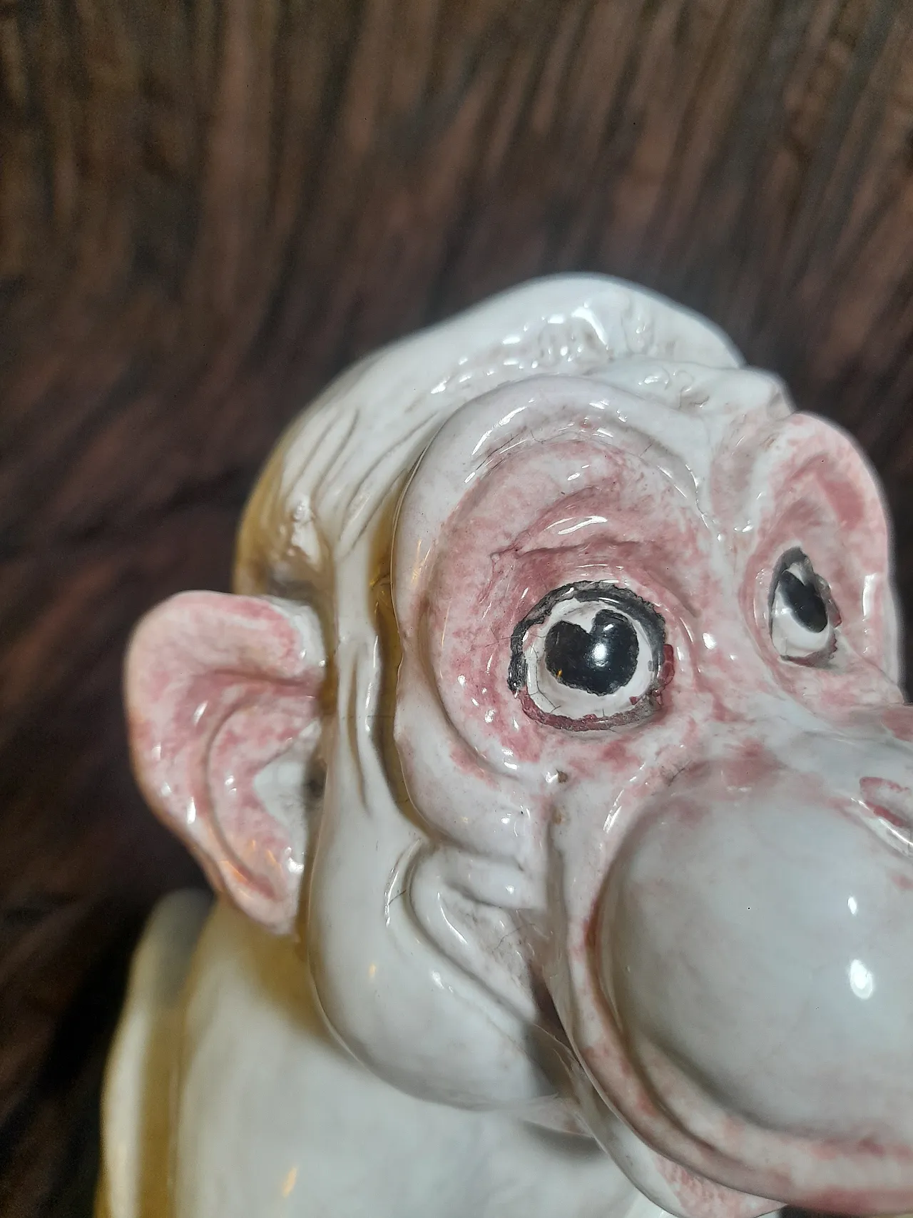 Scultura di scimmia che ride in ceramica bianca, anni '70 14