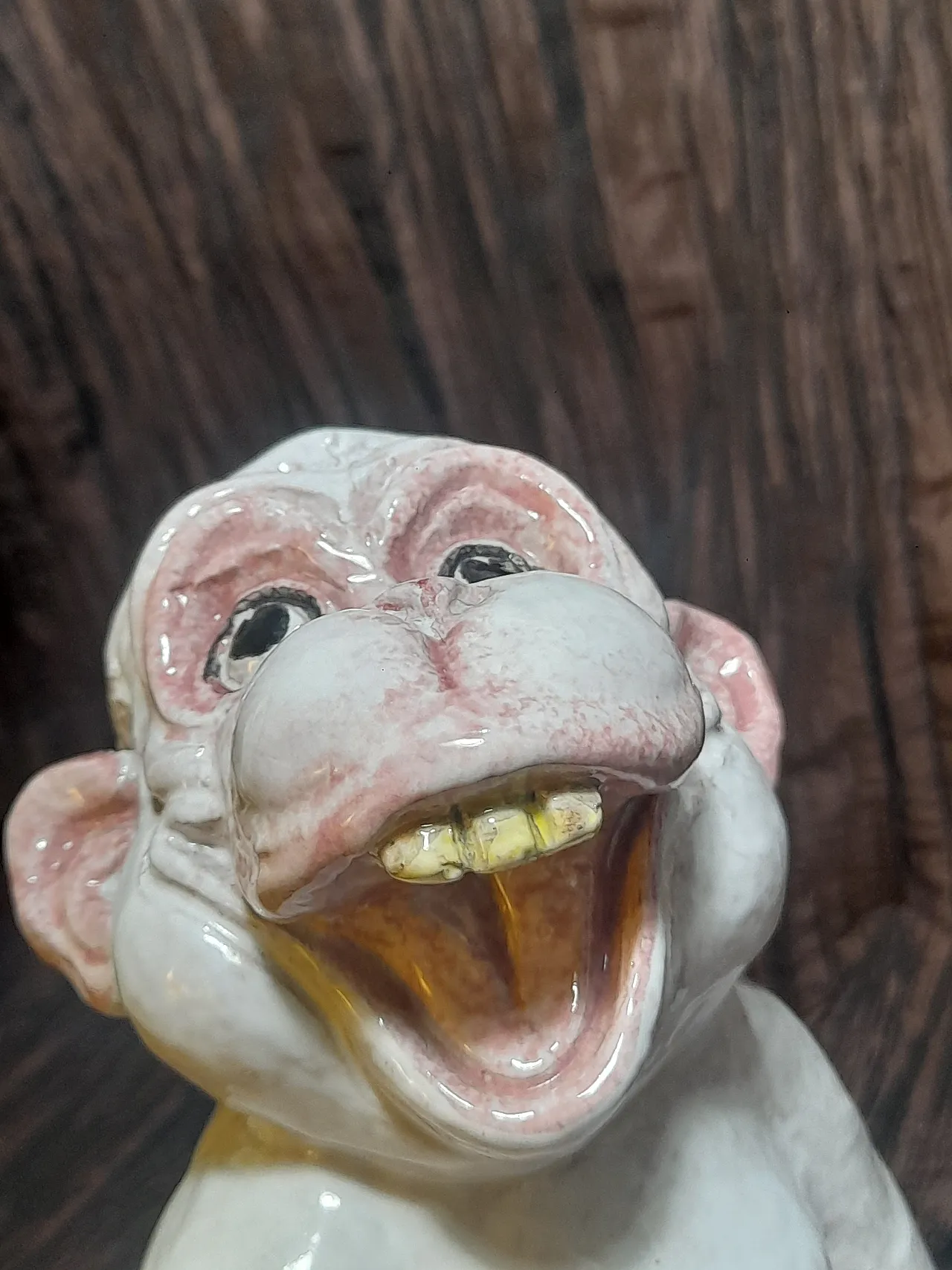 Scultura di scimmia che ride in ceramica bianca, anni '70 15