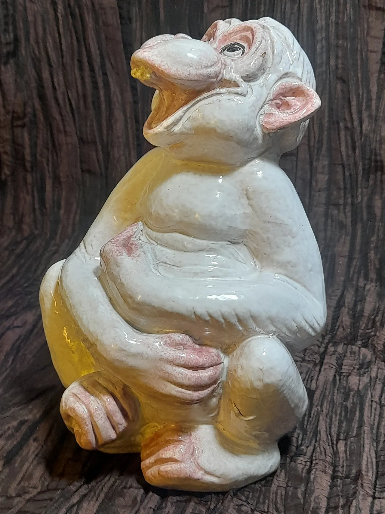 Scultura di scimmia che ride in ceramica bianca, anni '70 17