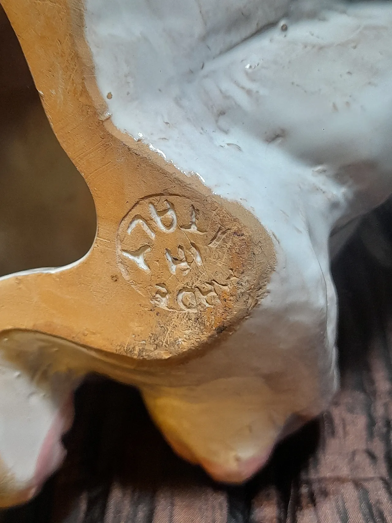 Scultura di scimmia che ride in ceramica bianca, anni '70 21