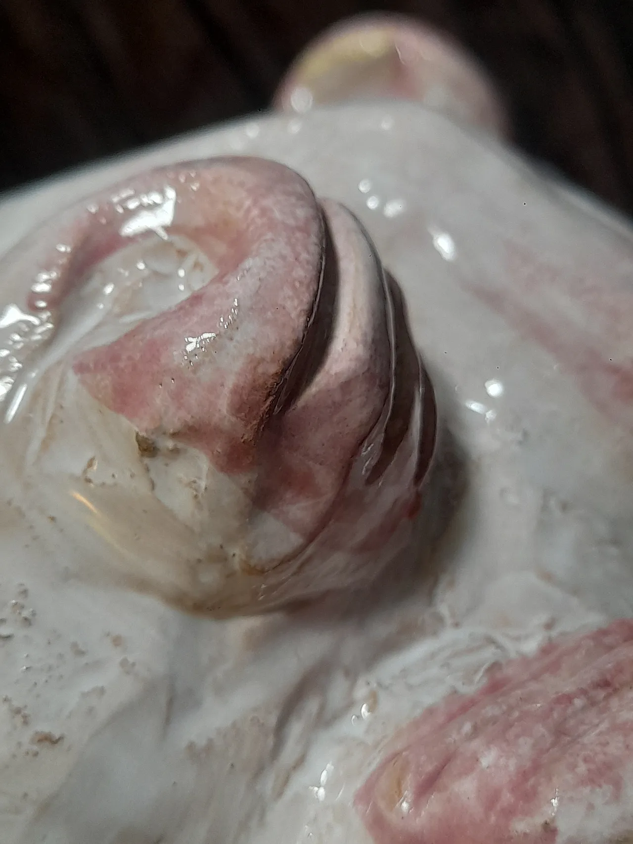 Scultura di scimmia che ride in ceramica bianca, anni '70 24