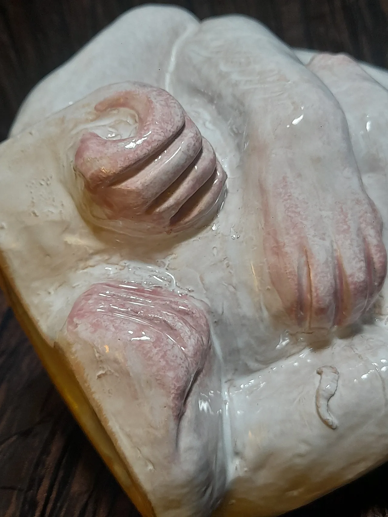 Scultura di scimmia che ride in ceramica bianca, anni '70 25