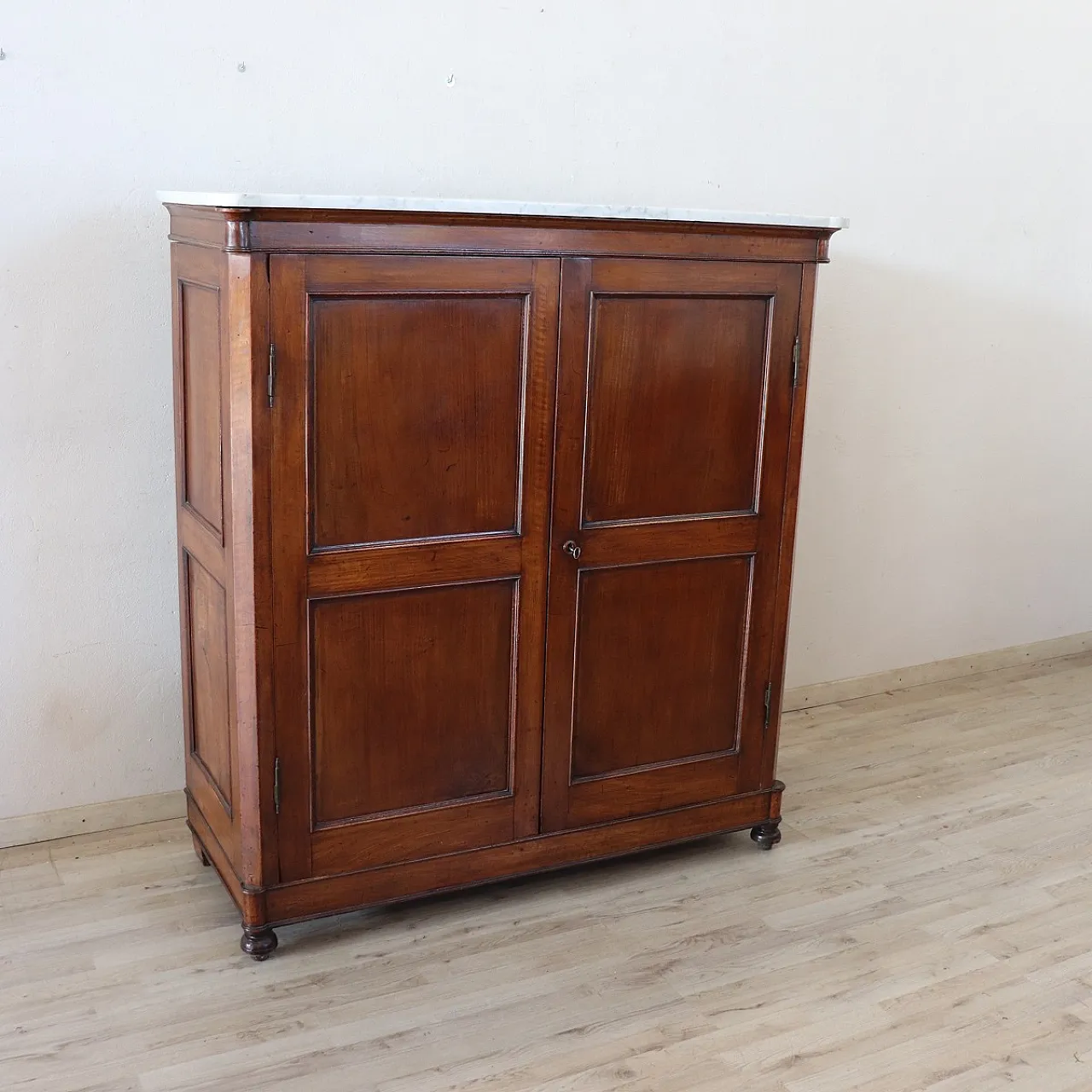 Wardrobe in solid walnut with marble top, 19th century 4